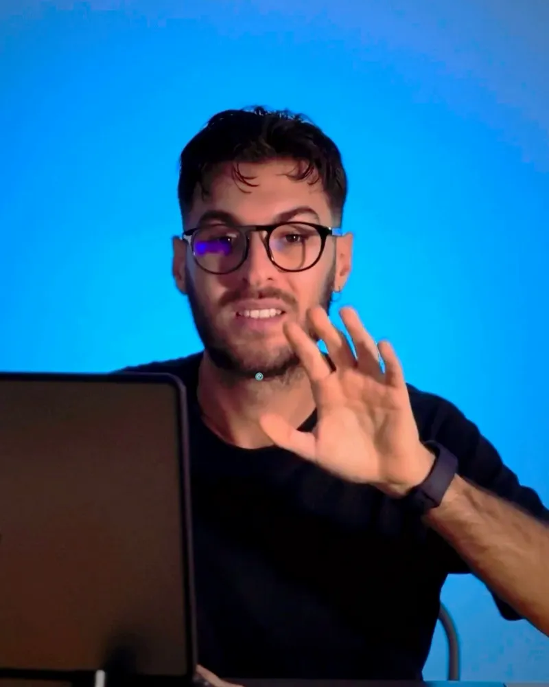 Andrea, socio di Protocollo Terapista, mentre registra un video